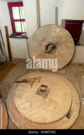 Y Felin xvii secolo mulino di farina di una mola con parsimonia e bill utensili ravvivatori a St Dogmaels Pembrokeshire West Wales UK Foto Stock