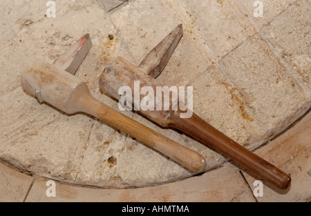 Y Felin xvii secolo mulino di farina di una mola con parsimonia e bill utensili ravvivatori a St Dogmaels Pembrokeshire West Wales UK Foto Stock