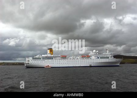 Nave da crociera Costa Allegra che sono ancorate al largo di Kirkwall nelle Orcadi Foto Stock