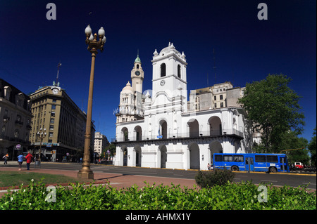 Vista laterale del Cabildo nazionale edificio a "Plaza de Mayo" (Mayo Square) in una giornata di sole, Buenos Aires, Argentina Foto Stock