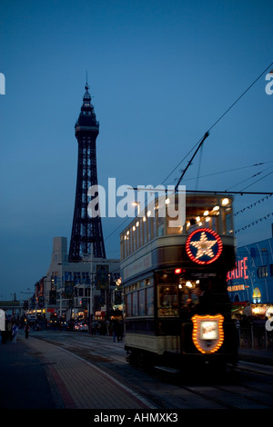 Blackpool illuminato torre del tram in background,crepuscolo, Lancs, Regno Unito,GB, Foto Stock