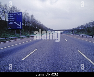 Cartello stradale sulla deserta autostrada M6 ,Midlands, Inghilterra, Staffordshire, A500, uscita 16, REGNO UNITO,