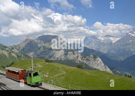 Speciale vecchio motore a vapore con autobus parcheggiato a Schynige Platte stazione superiore su una soleggiata giornata estiva Foto Stock