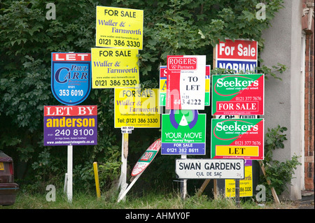 Una collezione di agente immobiliare in vendita segni in Birmingham West Midlands England Regno Unito Foto Stock