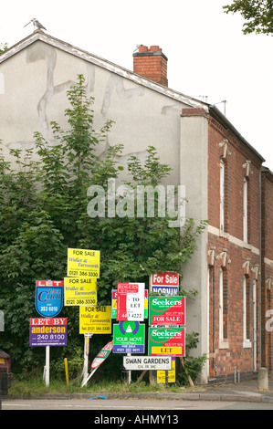 Una collezione di agente immobiliare in vendita segni in Birmingham West Midlands England Regno Unito Foto Stock