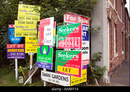 Una collezione di agente immobiliare in vendita segni in Birmingham West Midlands England Regno Unito Foto Stock