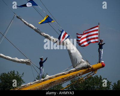 I marinai degli indonesiani tall ship Dewaruci saluto la folla della vela Amsterdam 2005 Tall Ship caso nei Paesi Bassi Foto Stock