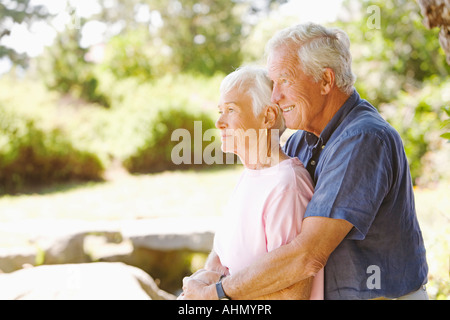 Coppia senior avvolgente Foto Stock