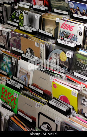 Sette pollici singles forsale in HMV a Londra, in Oxford Street Foto Stock