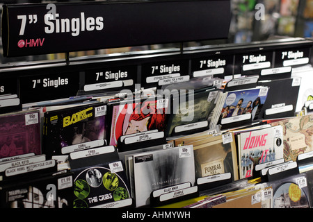 Sette pollici singles forsale in HMV a Londra, in Oxford Street Foto Stock