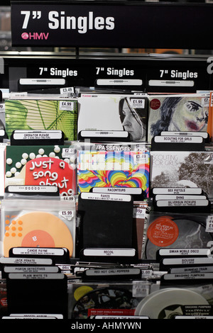 Sette pollici singles forsale in HMV a Londra, in Oxford Street Foto Stock