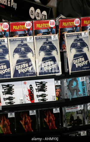 Quentin Tarantino il nuovo film di script, Death Proof forsale in HMV lungo il lato di CD e DVD Foto Stock