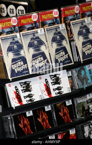 Quentin Tarantino il nuovo film di script, Death Proof forsale in HMV lungo il lato di CD e DVD Foto Stock