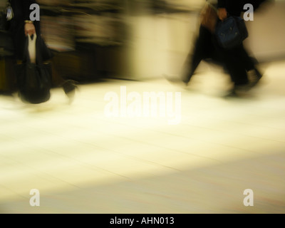 La gente camminare tramite Airport Foto Stock