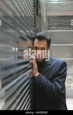 Bello, attraente uomo barbuto in singolare che guarda allo specchio e  sorride, che si prende cura dopo il viso dopo la doccia. Routine mattutina  Foto stock - Alamy