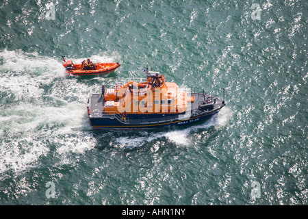 Vista aerea di due imbarcazioni di salvataggio RNLI in azione. Viaggiando a velocità nel Solent. Regno Unito. Foto Stock