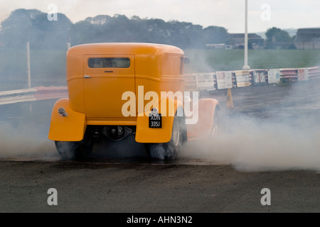 Giallo Ford 1929 replica van dragster a Melbourne canalina North Yorkshire Regno Unito Foto Stock