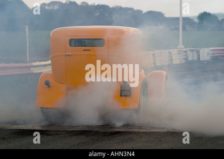 Giallo Ford 1929 replica van dragster a Melbourne canalina North Yorkshire Regno Unito Foto Stock