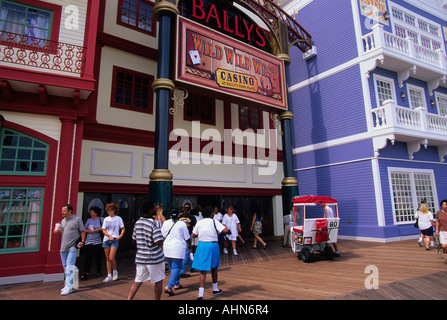 Atlantic City, passeggiata sul lungomare del New Jersey. Persone in vacanza a piedi da un casinò. Edifici dai colori luminosi. Foto Stock