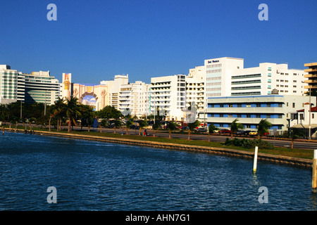 USA, Florida, Miami Beach, South Beach, Collins Avenue, Ocean Drive lungo la costa. Antenna fronte oceano con architettura Art Deco USA. Foto Stock