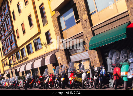 Italia Firenze Toscana motociclette parcheggiate di fila su una strada durante l'ora di pranzo in Europa Foto Stock