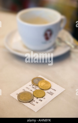 Soldi sulla sommità del check in cafe Foto Stock