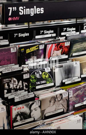 Sette pollici singles forsale in HMV a Londra, in Oxford Street Foto Stock