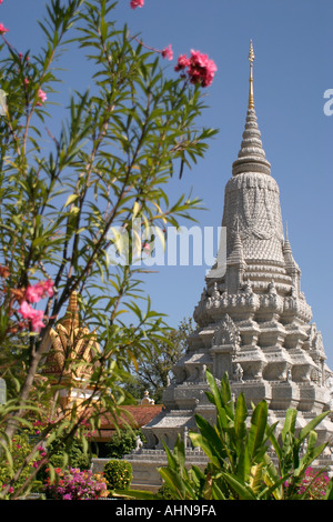 Stupa del Re Ang Duong nella motivazione della Pagoda d'argento. Phnom Penh Cambogia Foto Stock