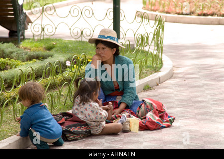 Donna indiana e i bambini nella Plaza de Mayo XXV, Sucre, Altiplano, Bolivia Foto Stock