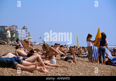 Affollata spiaggia di Brighton sulla giornata d'estate Foto Stock