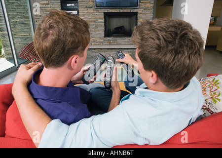 Coppia gay a capire che il controllo remoto da utilizzare Foto Stock