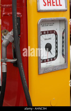 In vecchio stile shell della pompa benzina Foto Stock
