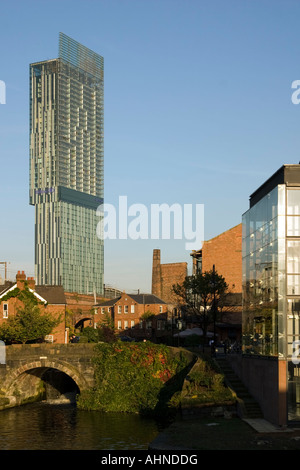 Beetham Tower conosciuta anche come la Torre dell'Hilton Manchester.Veiwed da Castlefield. Foto Stock