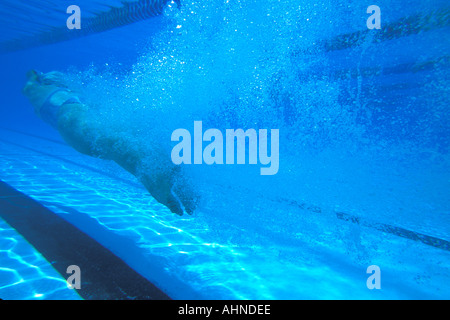 Australia Donna Queensland tuffarsi in piscina signor disponibile Foto Stock