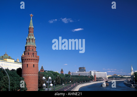 Mosca Russia Torre del Cremlino di Mosca fiume paesaggio paesaggio panoramico popolare attrazione turistica Foto Stock