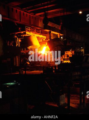 Forno acciaio carica di colata di acciaio fuso in recipiente di AOD durante l acciaio inox Affinamento presso British Steel Stainless Sheffield Foto Stock