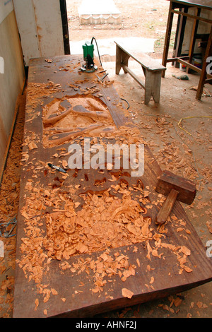 Laos Luang Prabang Ecole des Baux Arts porta scolpito in corso Foto Stock