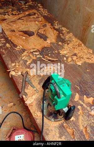 Laos Luang Prabang Ecole des Baux Arts porta scolpito in corso utilizzando router elettrico Foto Stock