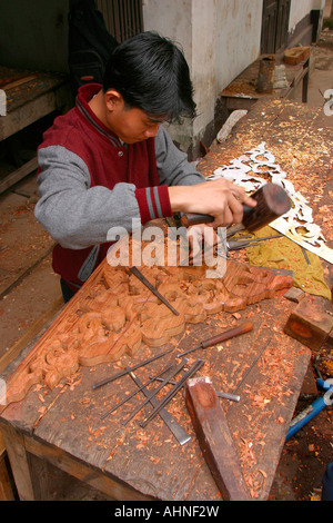 Laos Luang Prabang Ecole des Baux Arts studente carving staffa decorativi Foto Stock