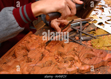 Laos Luang Prabang Ecole des Baux Arts mani di studente carving staffa decorativi Foto Stock