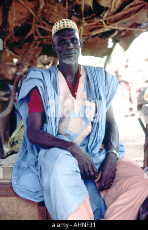 Commerciante in costume tradizionale nel mercato del Sahara antica città sahariana di Gao in Mali, Africa occidentale Foto Stock