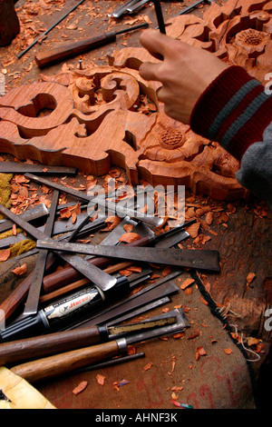 Laos Luang Prabang Ecole des Baux Arts mani di studente carving staffa decorativi Foto Stock