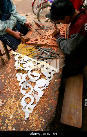 Laos Luang Prabang Ecole des Baux Arts studente staffe carving con modello Foto Stock