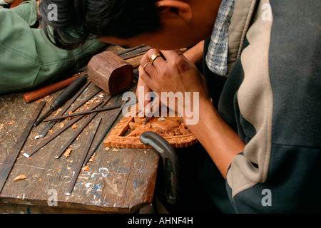 Laos Luang Prabang Ecole des Baux Arts studente carving dettagli sottili Foto Stock