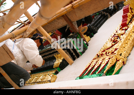 Laos Luang Prabang Wat Haw Pha Bang restauro doratura surround finestra Foto Stock