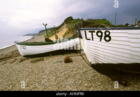 Regno Unito Suffolk Dunwich beach, barche da pesca spiaggiata sulla ghiaia Foto Stock