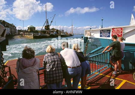 Regno Unito Isola di Wight West Cowes persone su traghetto Foto Stock