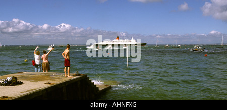 Regno Unito Isola di Wight Cowes due donne sventolano fuori il QE2 Foto Stock