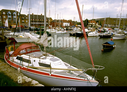 Regno Unito Hampshire bacino Eling barche ormeggiate nella Marina Foto Stock