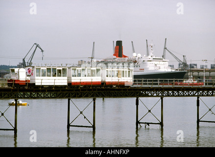 Regno Unito Hampshire Hythe Pier elettrica ferroviaria Cunard crociera Queen Elizabeth la seconda QE2 Foto Stock